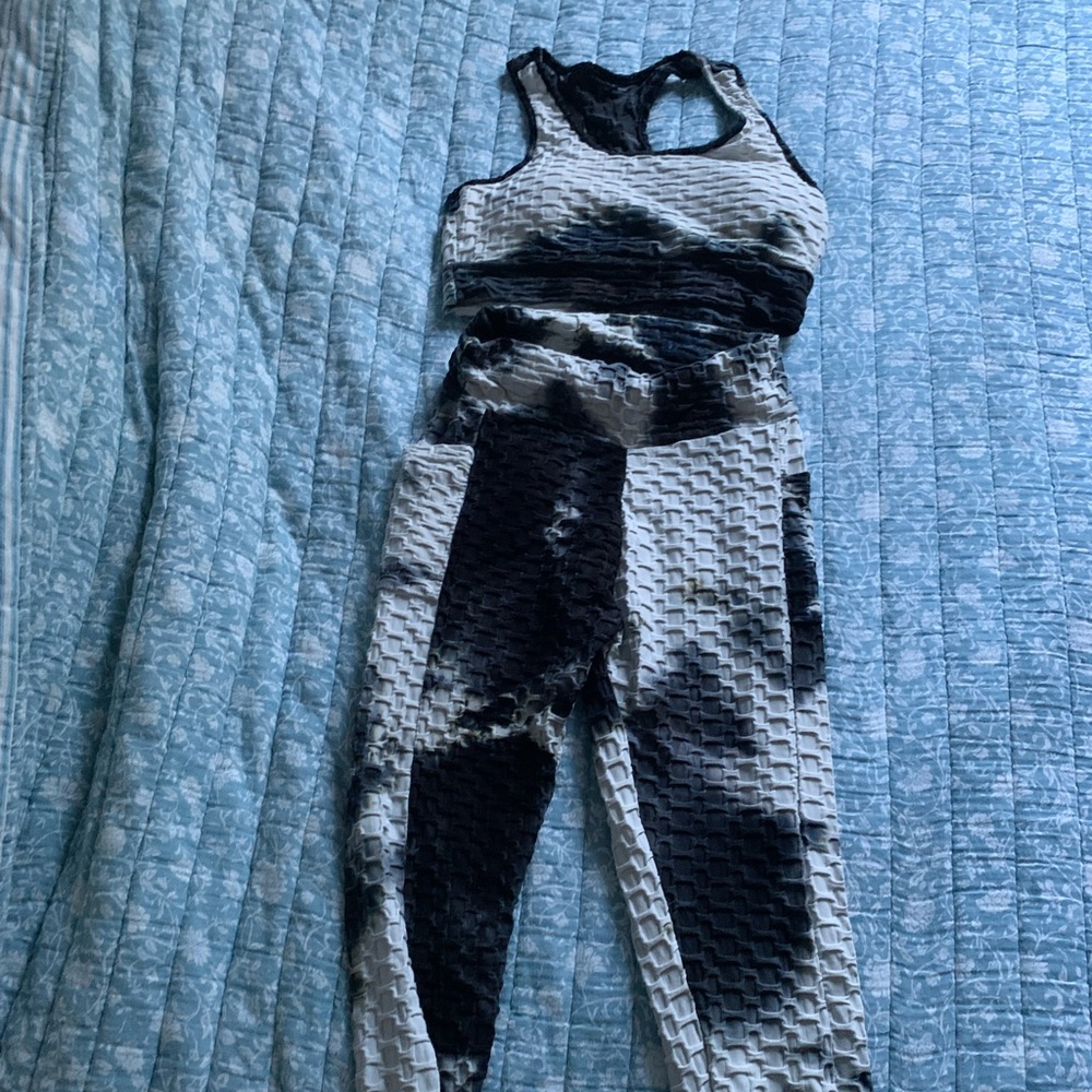 Never wear work out yoga leggings padded top